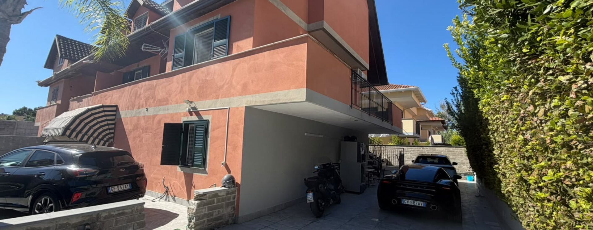 VILLA DIVISA IN DUE APPARTAMENTO Varcaturo-P.Co Obelisco