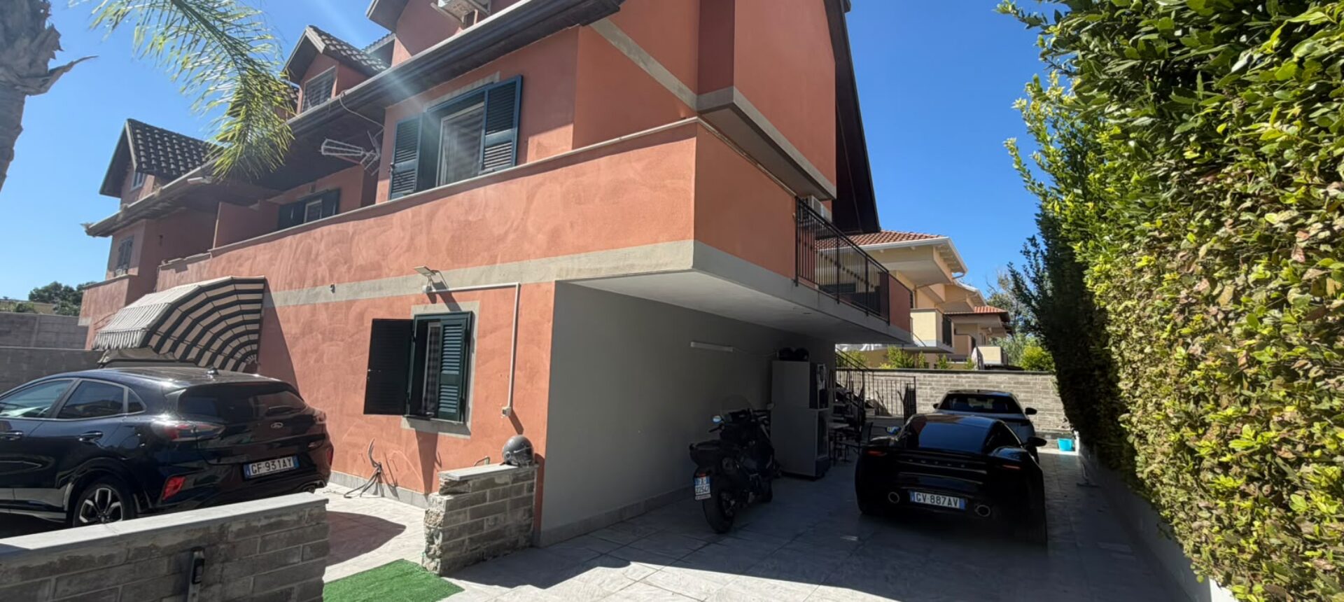 VILLA DIVISA IN DUE APPARTAMENTO Varcaturo-P.Co Obelisco