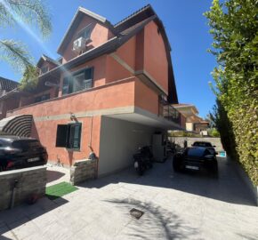 VILLA DIVISA IN DUE APPARTAMENTO Varcaturo-P.Co Obelisco