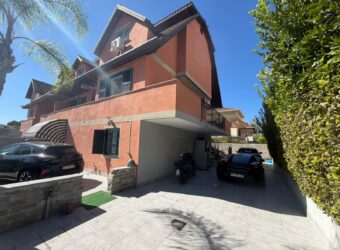 VILLA DIVISA IN DUE APPARTAMENTO Varcaturo-P.Co Obelisco