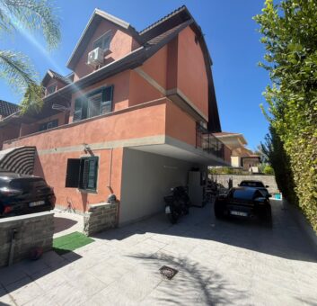 VILLA DIVISA IN DUE APPARTAMENTO Varcaturo-P.Co Obelisco