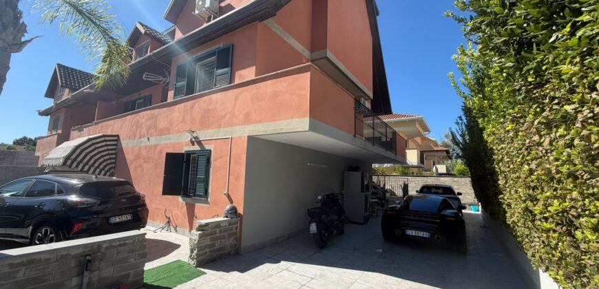 VILLA DIVISA IN DUE APPARTAMENTO Varcaturo-P.Co Obelisco