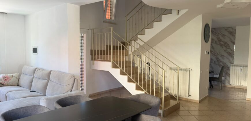 VILLA DIVISA IN DUE APPARTAMENTO Varcaturo-P.Co Obelisco
