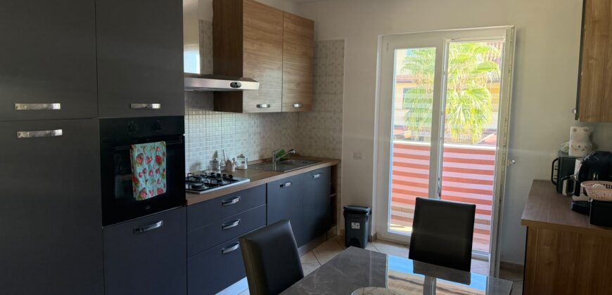 VILLA DIVISA IN DUE APPARTAMENTO Varcaturo-P.Co Obelisco