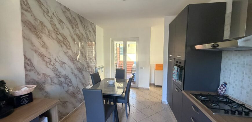 VILLA DIVISA IN DUE APPARTAMENTO Varcaturo-P.Co Obelisco