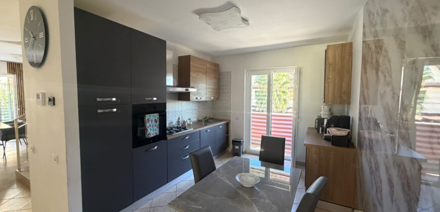 VILLA DIVISA IN DUE APPARTAMENTO Varcaturo-P.Co Obelisco