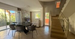 VILLA DIVISA IN DUE APPARTAMENTO Varcaturo-P.Co Obelisco