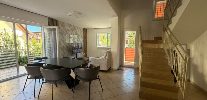 VILLA DIVISA IN DUE APPARTAMENTO Varcaturo-P.Co Obelisco