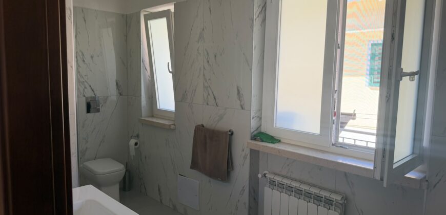 VILLA DIVISA IN DUE APPARTAMENTO Varcaturo-P.Co Obelisco