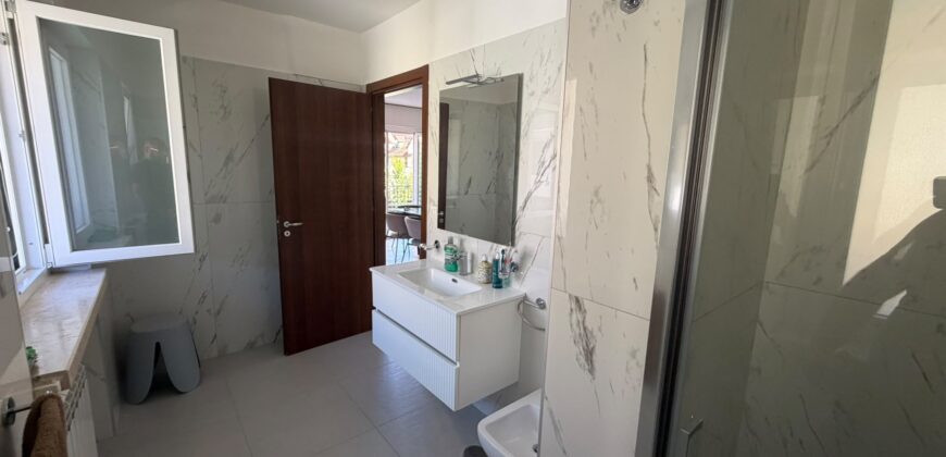 VILLA DIVISA IN DUE APPARTAMENTO Varcaturo-P.Co Obelisco