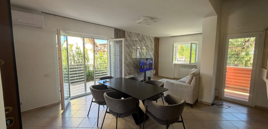 VILLA DIVISA IN DUE APPARTAMENTO Varcaturo-P.Co Obelisco