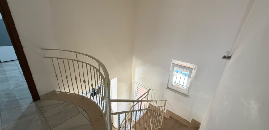 VILLA DIVISA IN DUE APPARTAMENTO Varcaturo-P.Co Obelisco