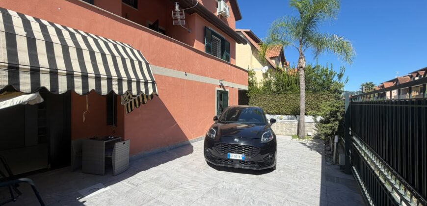 VILLA DIVISA IN DUE APPARTAMENTO Varcaturo-P.Co Obelisco