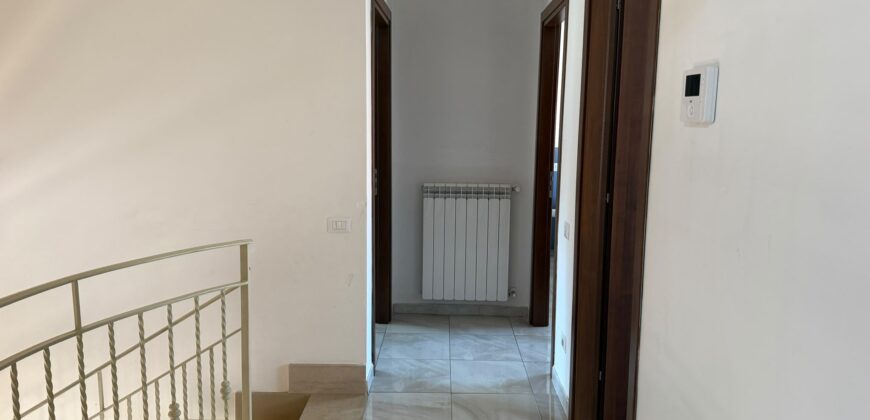 VILLA DIVISA IN DUE APPARTAMENTO Varcaturo-P.Co Obelisco