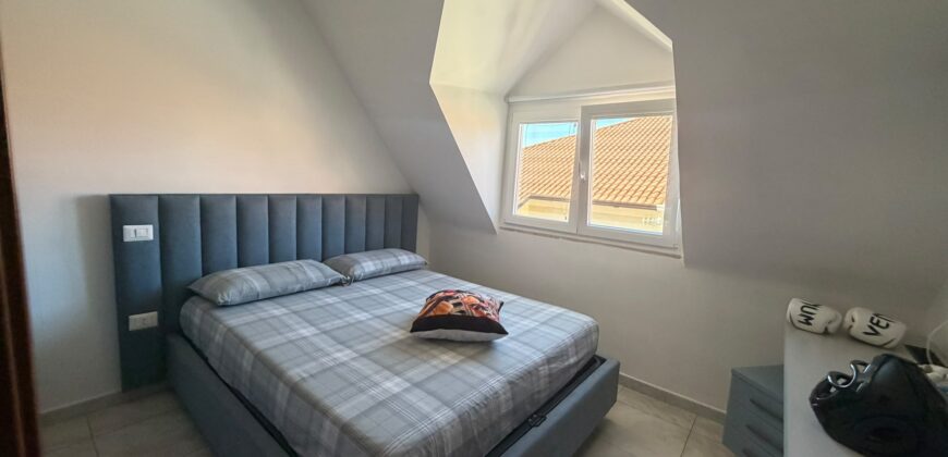 VILLA DIVISA IN DUE APPARTAMENTO Varcaturo-P.Co Obelisco