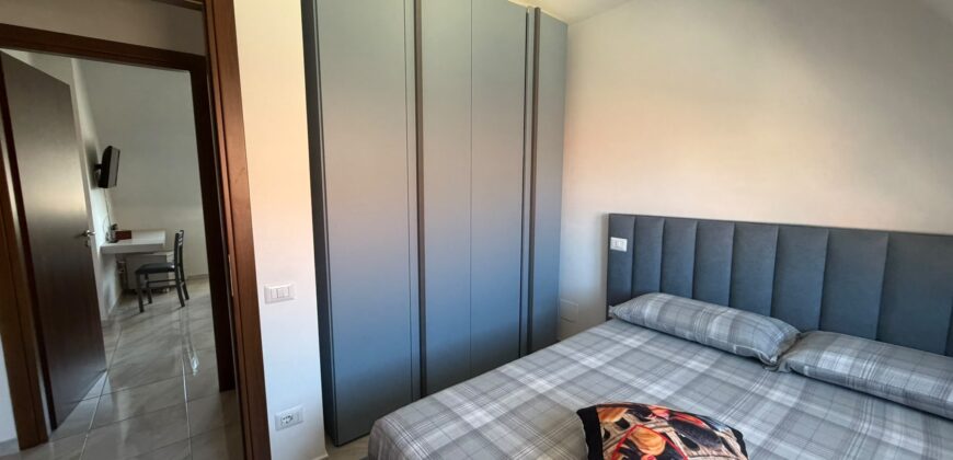 VILLA DIVISA IN DUE APPARTAMENTO Varcaturo-P.Co Obelisco