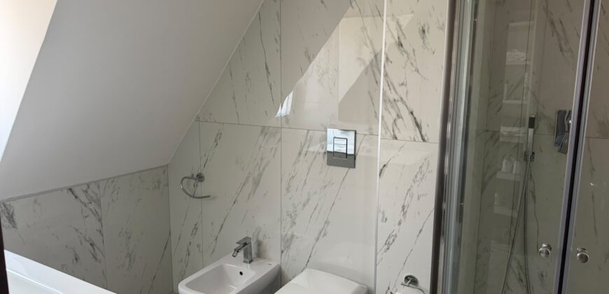 VILLA DIVISA IN DUE APPARTAMENTO Varcaturo-P.Co Obelisco