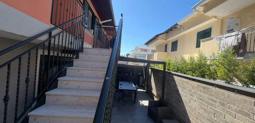 VILLA DIVISA IN DUE APPARTAMENTO Varcaturo-P.Co Obelisco