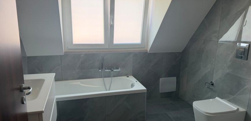 VILLA DIVISA IN DUE APPARTAMENTO Varcaturo-P.Co Obelisco