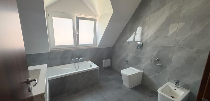 VILLA DIVISA IN DUE APPARTAMENTO Varcaturo-P.Co Obelisco