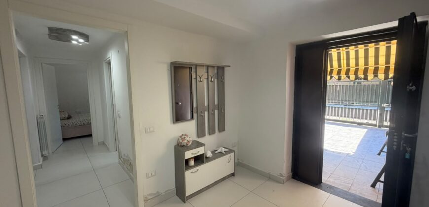 VILLA DIVISA IN DUE APPARTAMENTO Varcaturo-P.Co Obelisco
