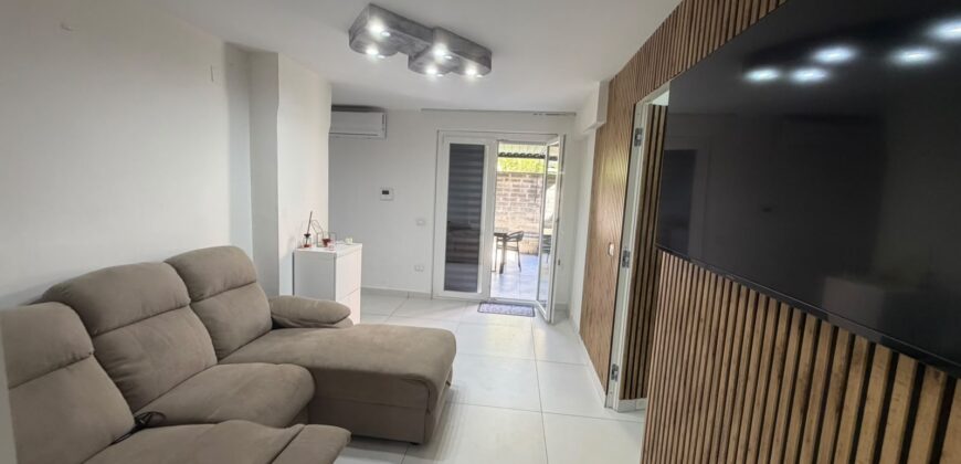 VILLA DIVISA IN DUE APPARTAMENTO Varcaturo-P.Co Obelisco