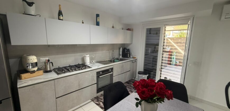 VILLA DIVISA IN DUE APPARTAMENTO Varcaturo-P.Co Obelisco