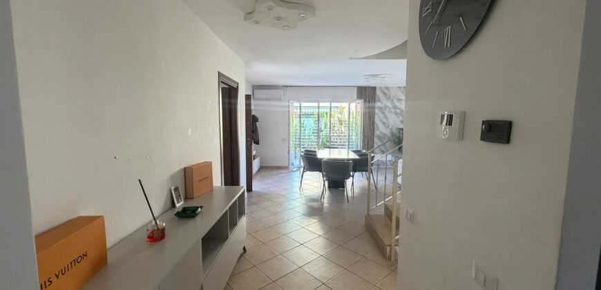 VILLA DIVISA IN DUE APPARTAMENTO Varcaturo-P.Co Obelisco