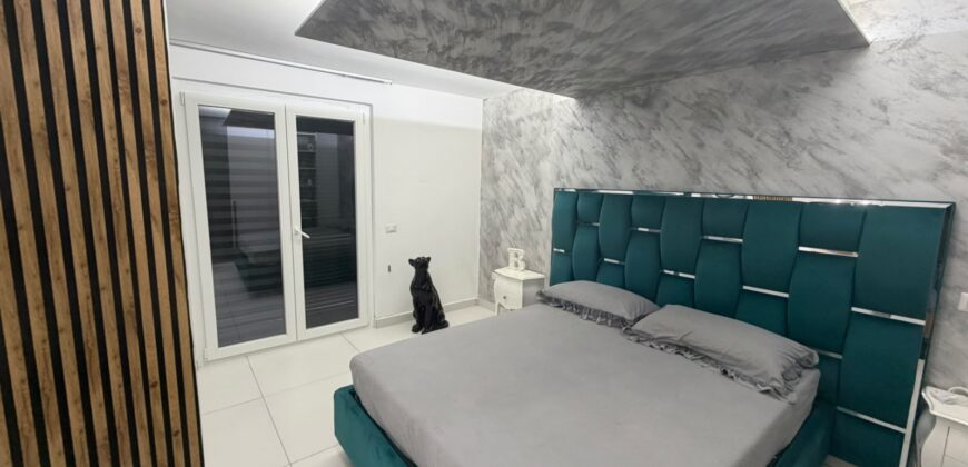 VILLA DIVISA IN DUE APPARTAMENTO Varcaturo-P.Co Obelisco
