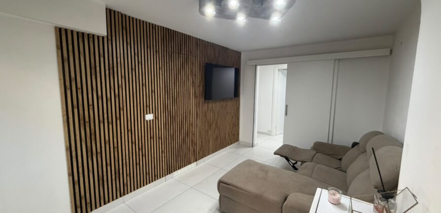 VILLA DIVISA IN DUE APPARTAMENTO Varcaturo-P.Co Obelisco