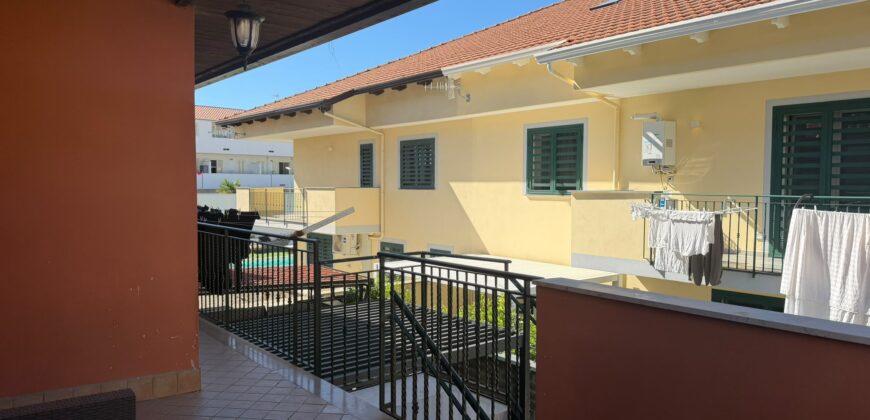 VILLA DIVISA IN DUE APPARTAMENTO Varcaturo-P.Co Obelisco