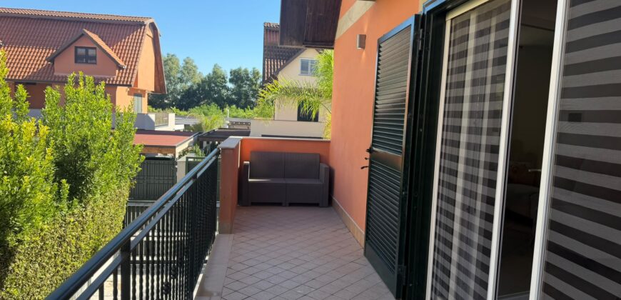 VILLA DIVISA IN DUE APPARTAMENTO Varcaturo-P.Co Obelisco