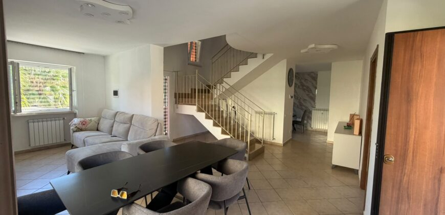VILLA DIVISA IN DUE APPARTAMENTO Varcaturo-P.Co Obelisco