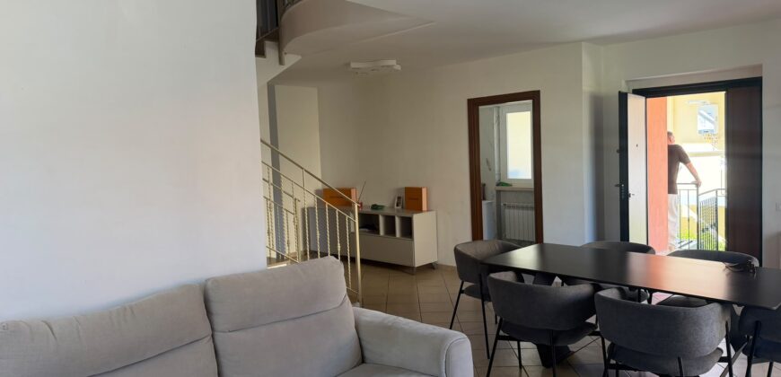 VILLA DIVISA IN DUE APPARTAMENTO Varcaturo-P.Co Obelisco