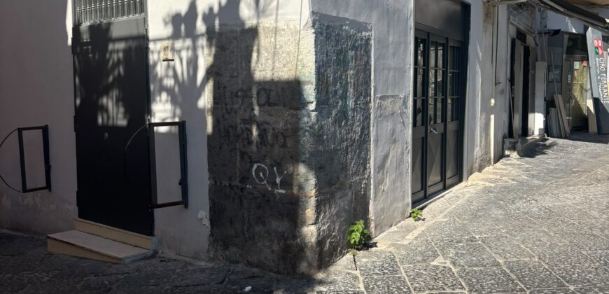LOCALE COMMERCIALE Napoli-Largo Miracoli