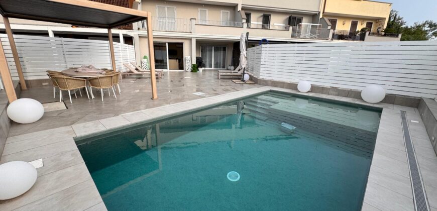 VILLA A SCHIERA CON PISCINA Lago Patria-Via Staffetta