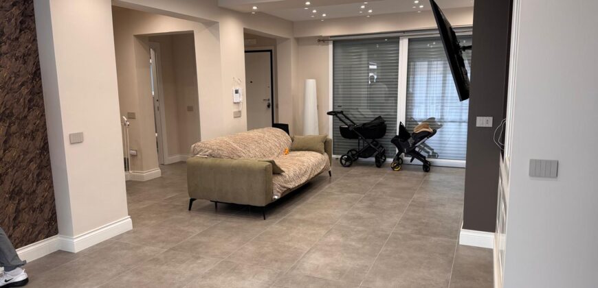 VILLA A SCHIERA CON PISCINA Lago Patria-Via Staffetta