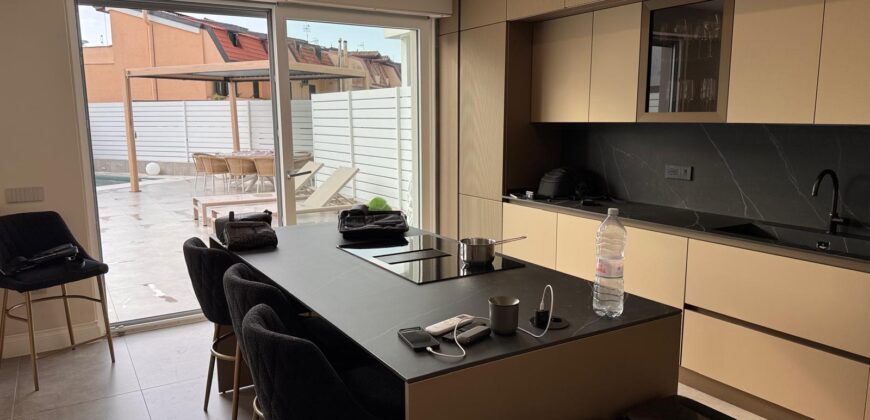 VILLA A SCHIERA CON PISCINA Lago Patria-Via Staffetta