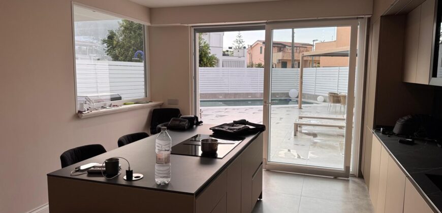 VILLA A SCHIERA CON PISCINA Lago Patria-Via Staffetta