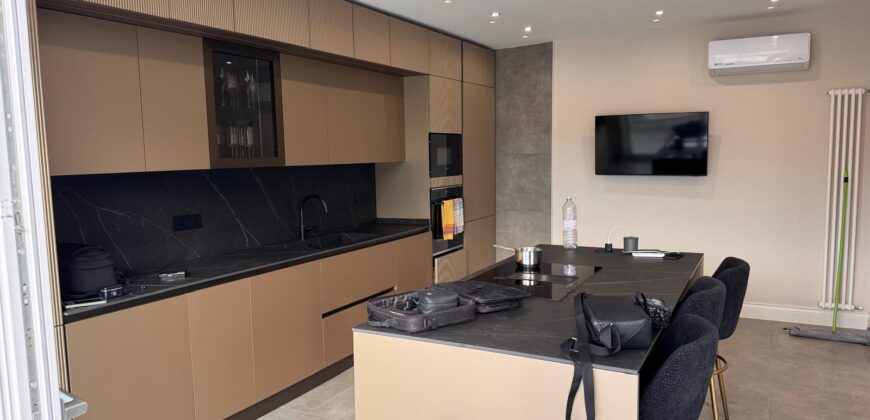 VILLA A SCHIERA CON PISCINA Lago Patria-Via Staffetta