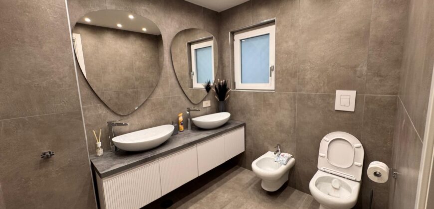 VILLA A SCHIERA CON PISCINA Lago Patria-Via Staffetta