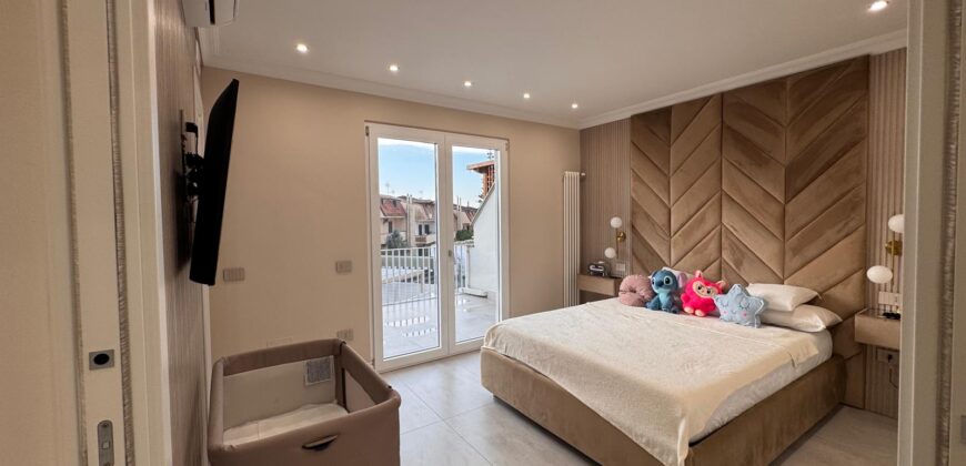VILLA A SCHIERA CON PISCINA Lago Patria-Via Staffetta