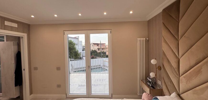 VILLA A SCHIERA CON PISCINA Lago Patria-Via Staffetta