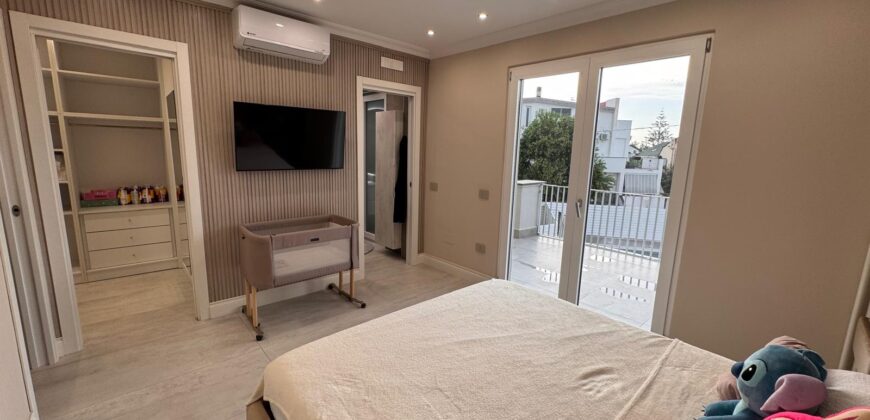 VILLA A SCHIERA CON PISCINA Lago Patria-Via Staffetta