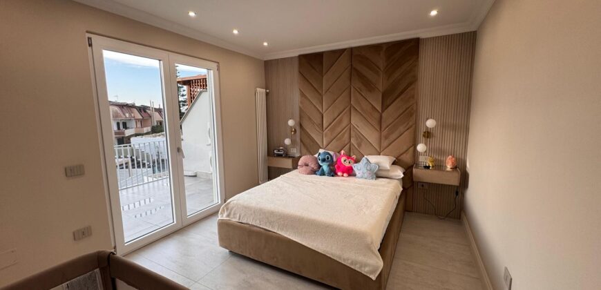 VILLA A SCHIERA CON PISCINA Lago Patria-Via Staffetta
