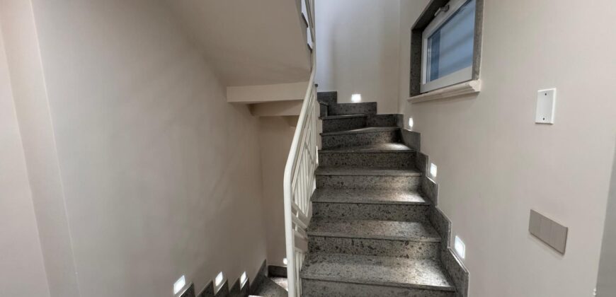 VILLA A SCHIERA CON PISCINA Lago Patria-Via Staffetta