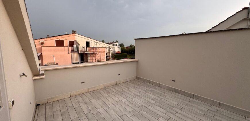 VILLA A SCHIERA CON PISCINA Lago Patria-Via Staffetta