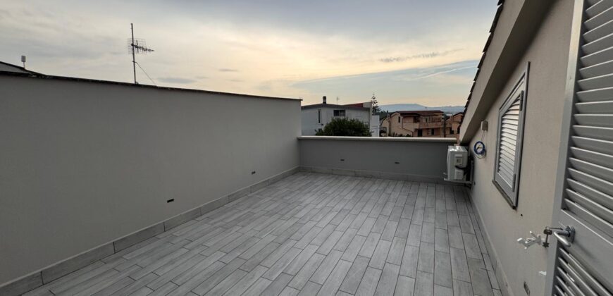 VILLA A SCHIERA CON PISCINA Lago Patria-Via Staffetta