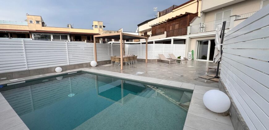 VILLA A SCHIERA CON PISCINA Lago Patria-Via Staffetta