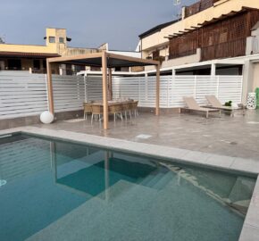 VILLA A SCHIERA CON PISCINA Lago Patria-Via Staffetta